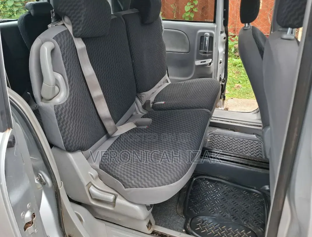 Toyota Sienta 2010 Silver