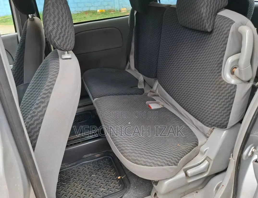 Toyota Sienta 2010 Silver