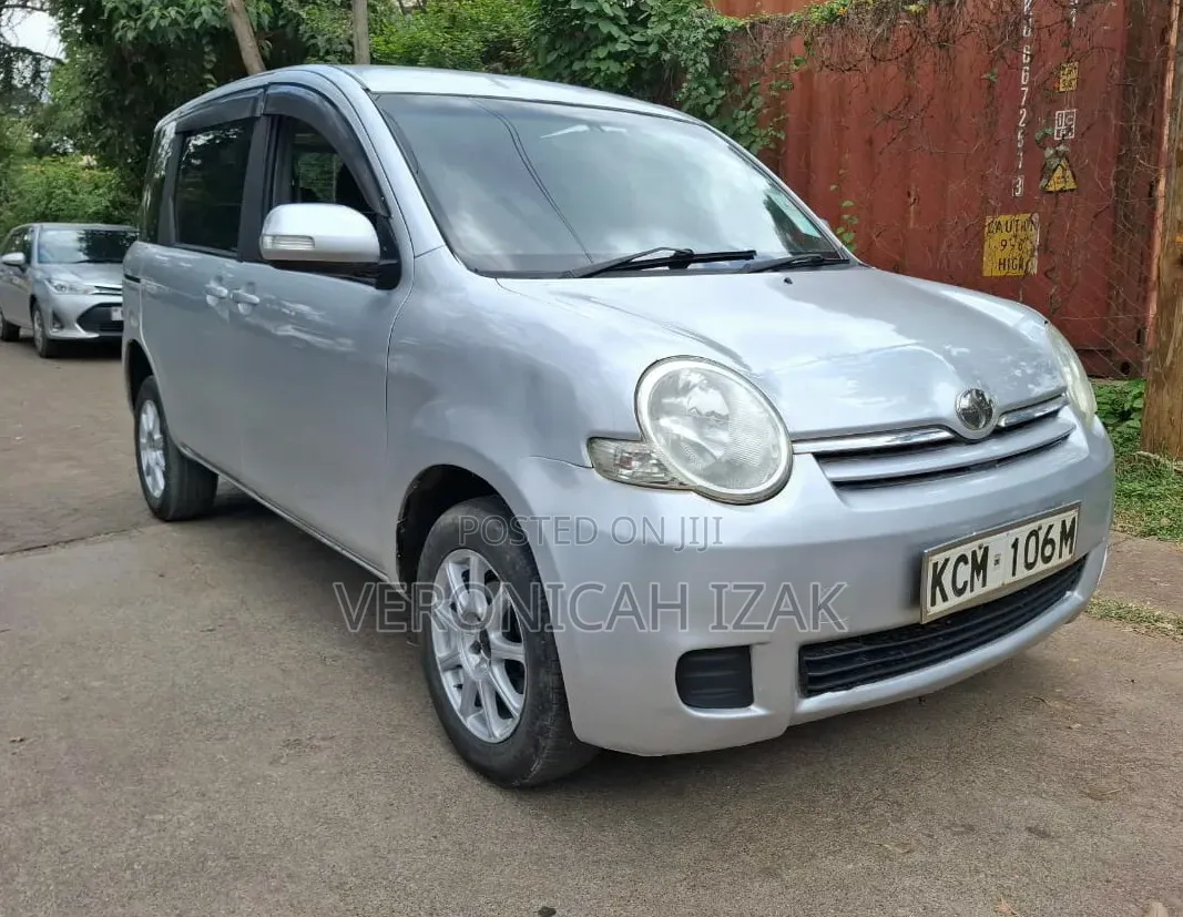 Toyota Sienta 2010 Silver