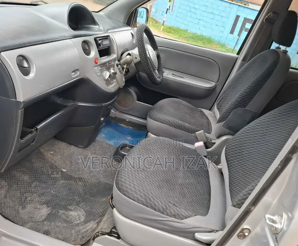 Toyota Sienta 2010 Silver