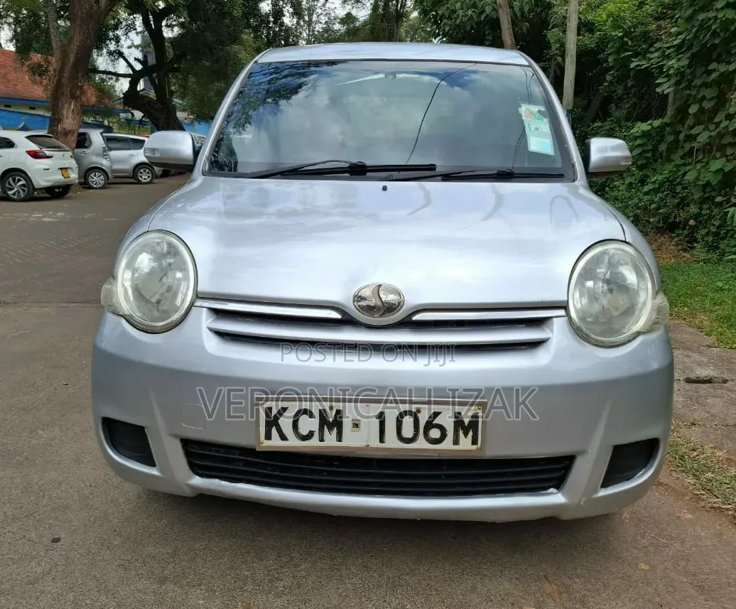 Toyota Sienta 2010 Silver