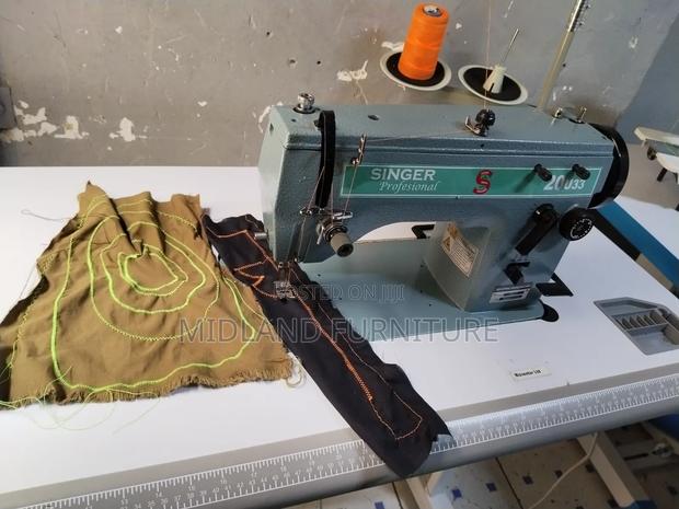 Singer 20u33 Sewing Machine - thumbnail 3