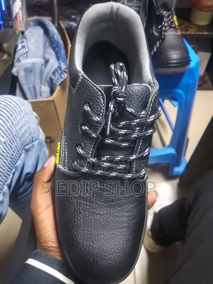 Long Lasting Safety Shoes . Low Cut