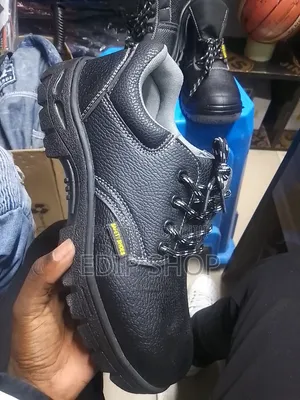 Long Lasting Safety Shoes . Low Cut