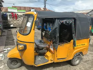 Piaggio 2021 Yellow