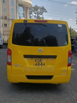 Nissan Caravan (Urvan) 2013 Yellow