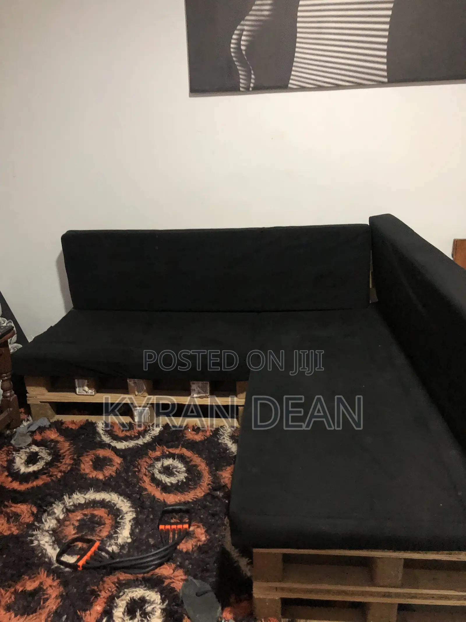 Sturdy Handmade L-Shaped Pallet Wooden Sectional Sofawithblackcushions