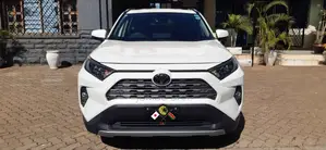 Toyota RAV4 XLE Premium AWD 2019 White