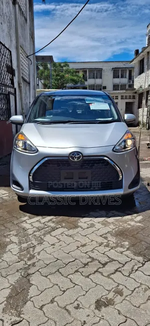 Toyota Sienta 2019 Silver