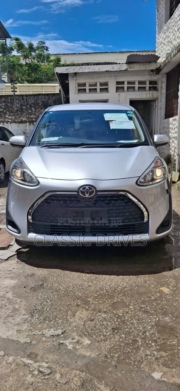 Toyota Sienta 2019 Silver