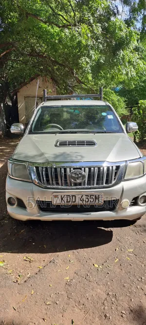 Toyota Hilux SR 4x4 2014 Silver