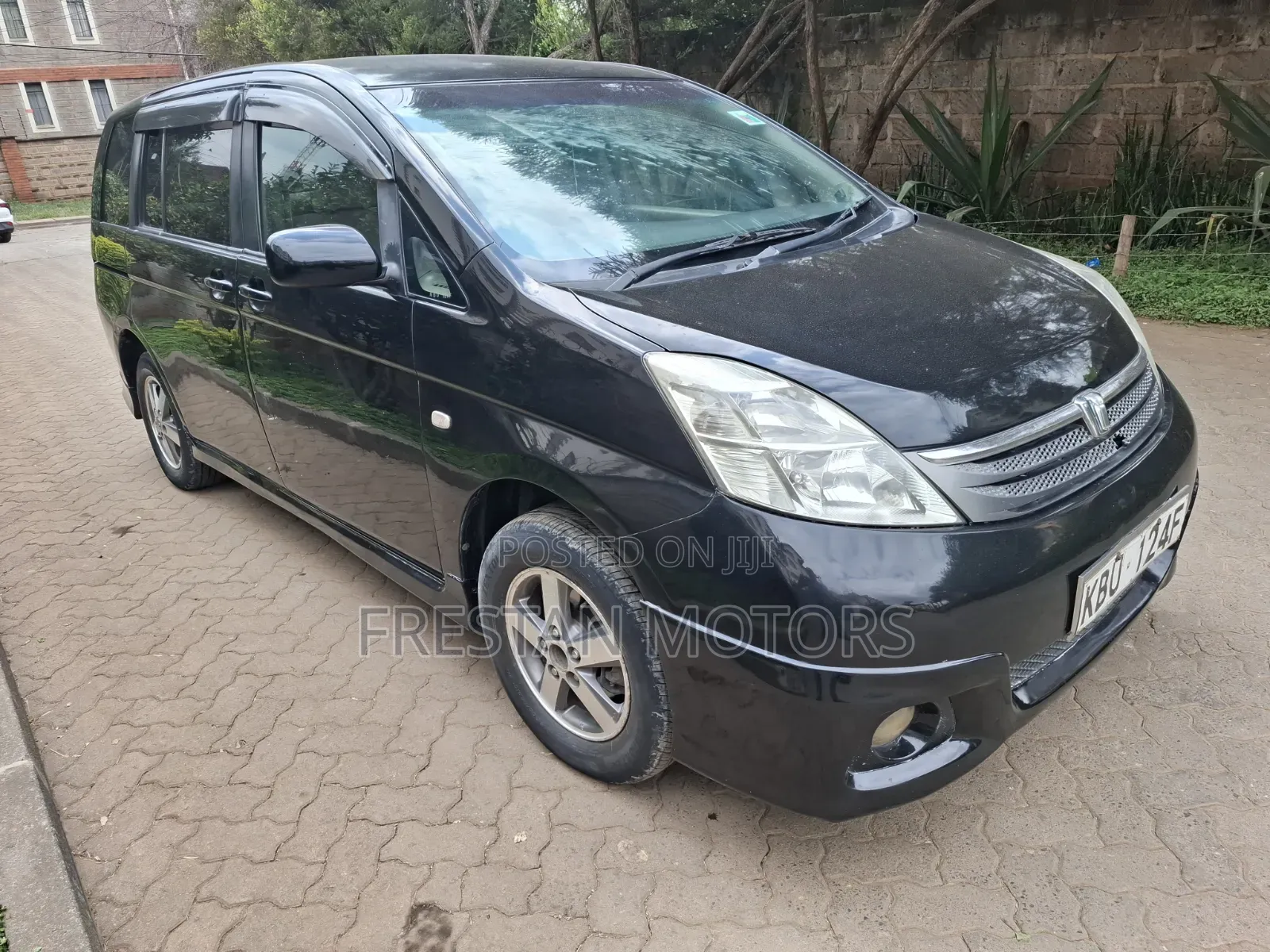 Toyota ISIS 2008 Black