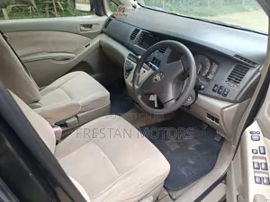 Toyota ISIS 2008 Black