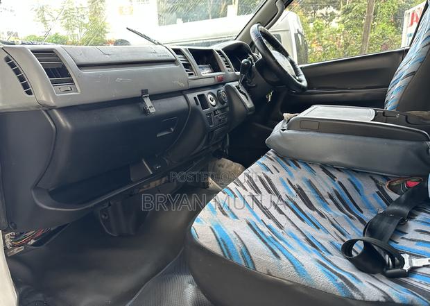 Toyota HiAce 2012 White - thumbnail 4
