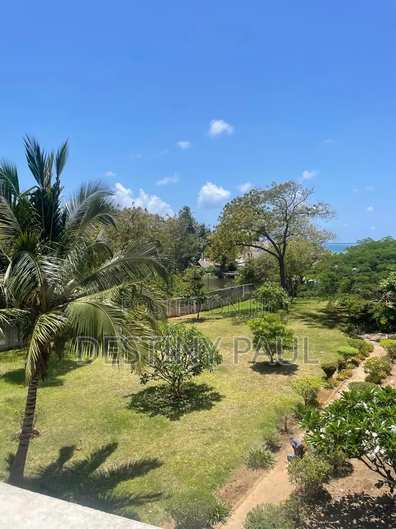 Modern 2 Bedroom Apartment With Beachview Point