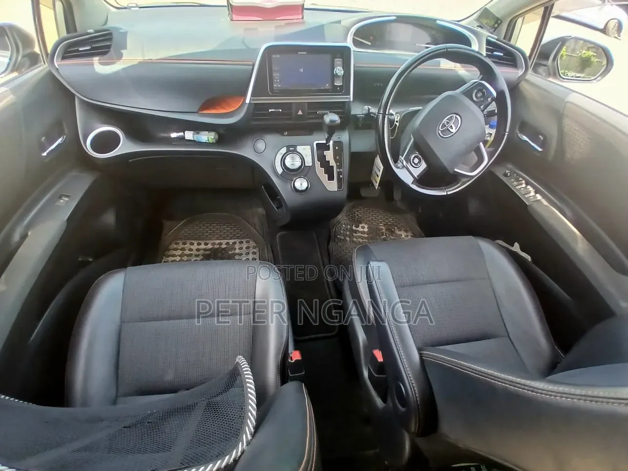 Toyota Sienta 2018 Silver