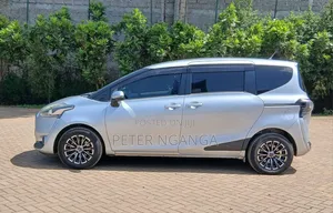 Toyota Sienta 2018 Silver