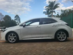 Toyota Corolla SE (1.8L 4cyl 6M) 2019 White