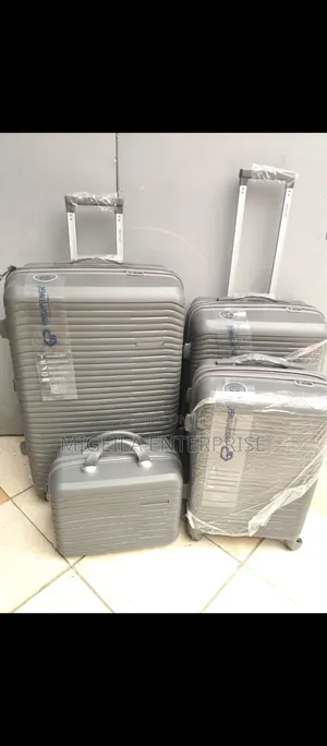 *4 in 1 Luxurious Unbreakable Suitcase*