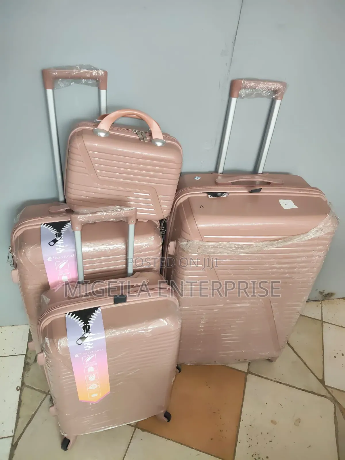 *4 in 1 Luxurious Unbreakable Suitcase*