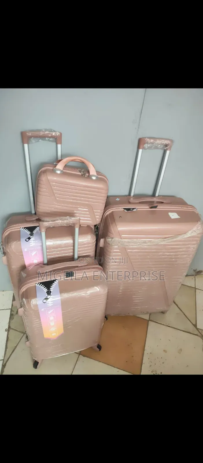 *4 in 1 Luxurious Unbreakable Suitcase*