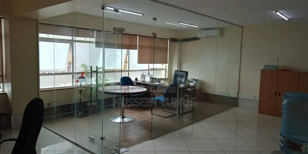 Frameless Office Partition