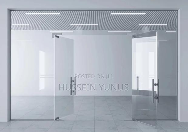 Frameless Office Partition - thumbnail 2
