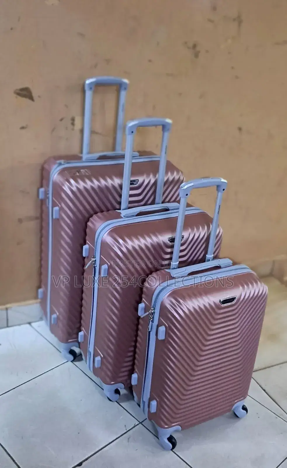 *4 in 1 Luxurious Unbreakable Suitcase