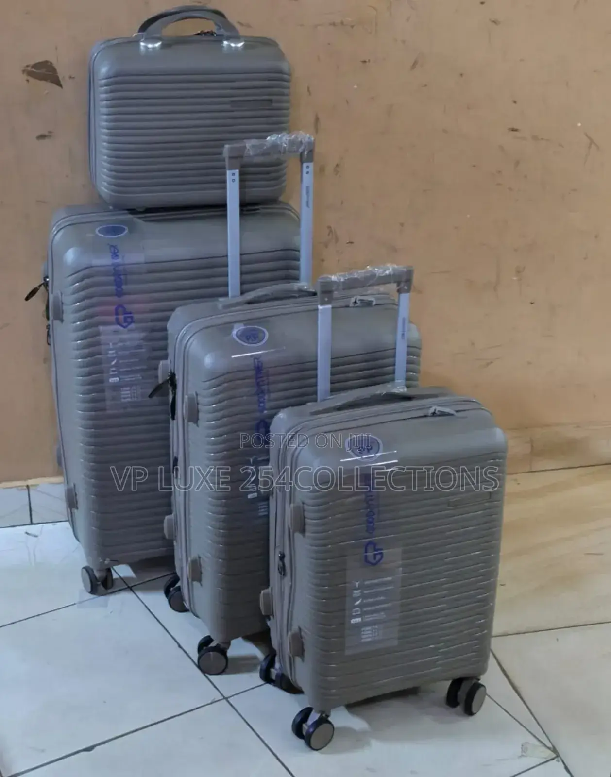 *4 in 1 Luxurious Unbreakable Suitcase