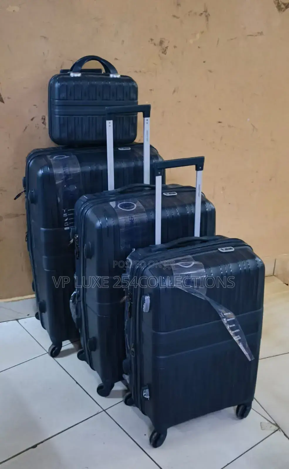 *4 in 1 Luxurious Unbreakable Suitcase