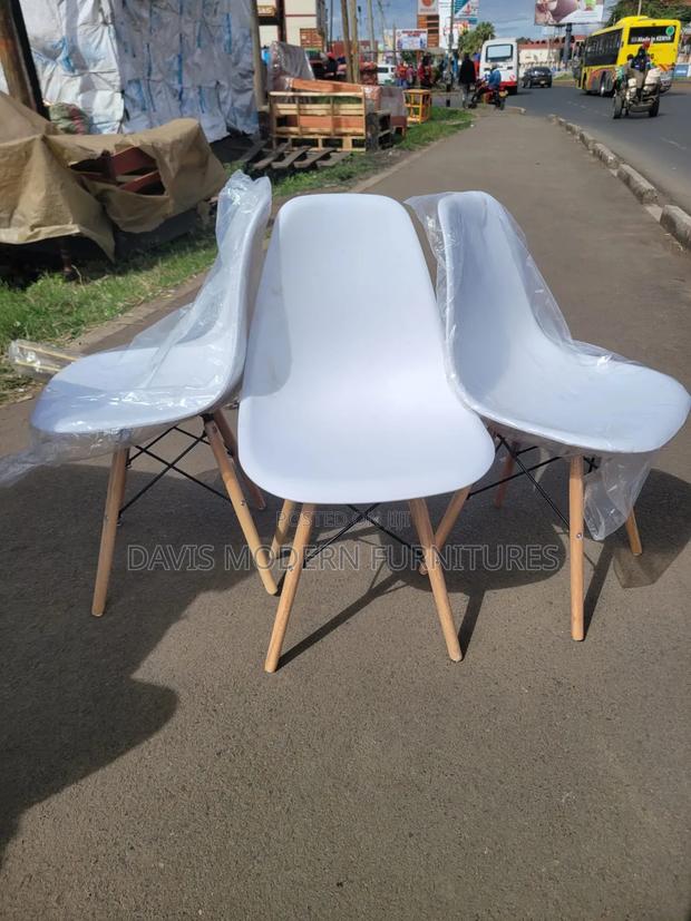 Plastic Chairs With Wooden Legs