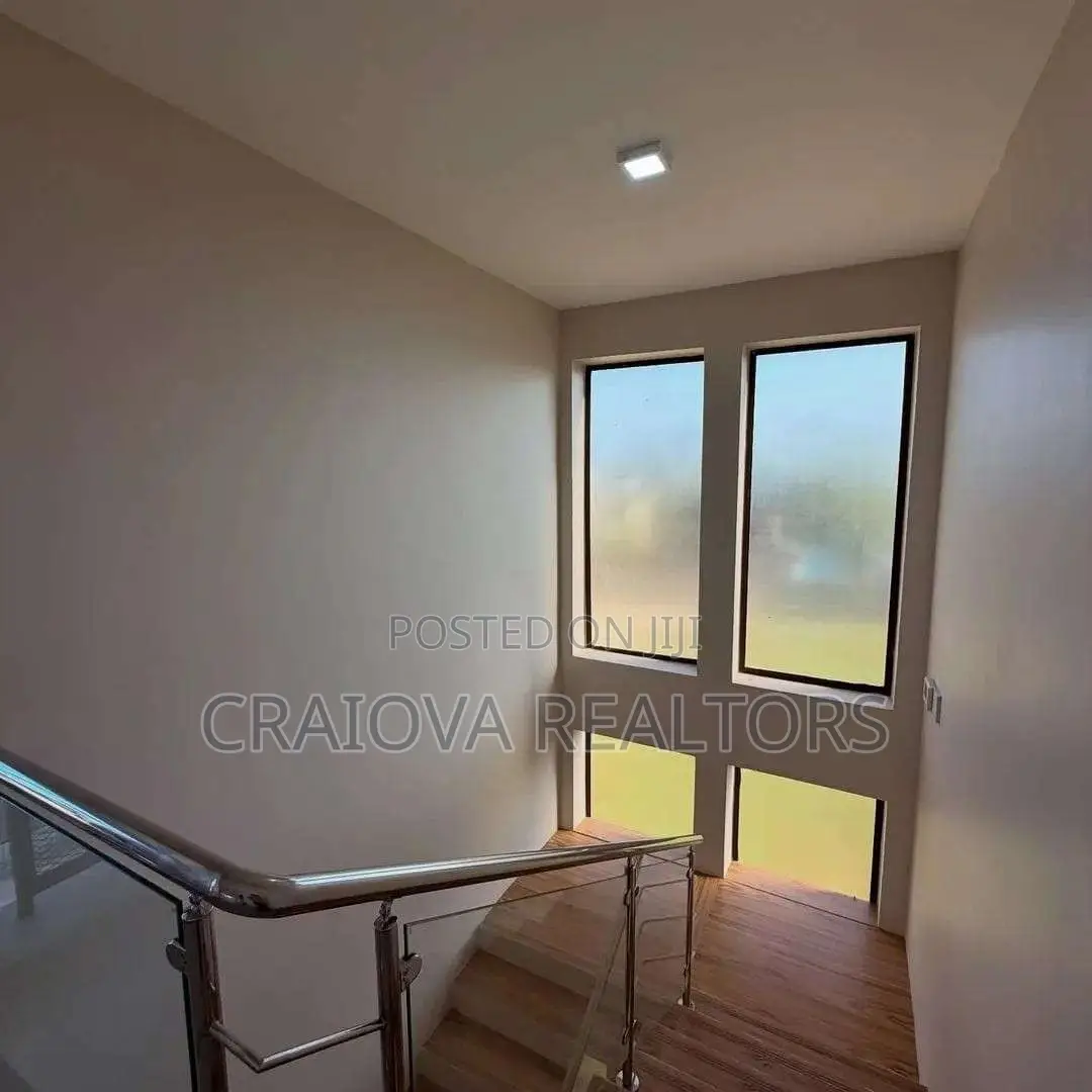 6bdrm Villa in Hardy for sale