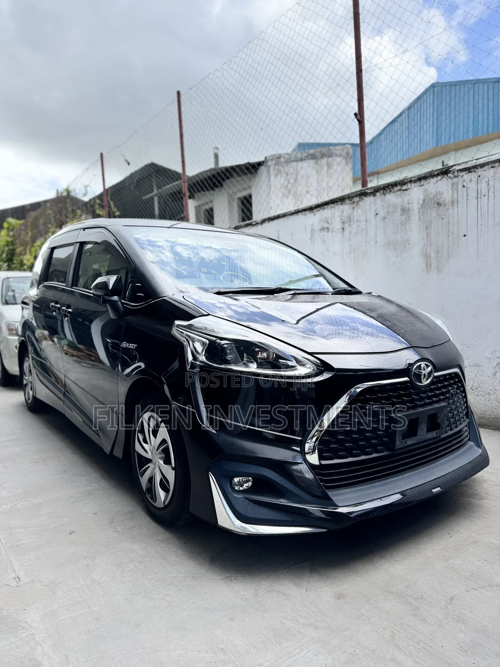 Toyota Sienta 1.5 Hybrid FWD 2021 Black