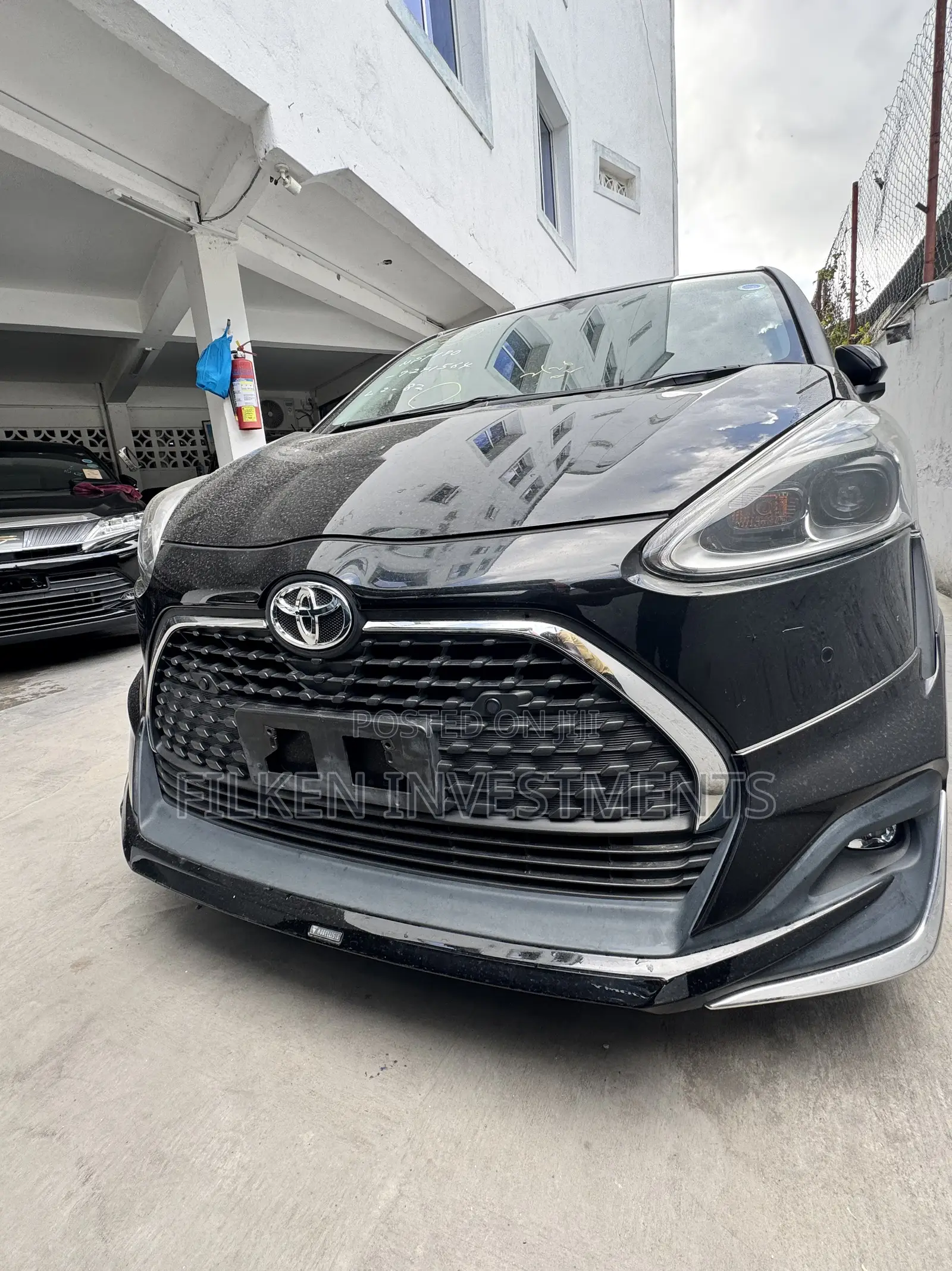 Toyota Sienta 1.5 Hybrid FWD 2021 Black