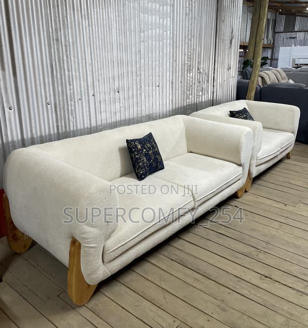 Boomerang Mahogany Stands Classic Sofa!! - thumbnail 8