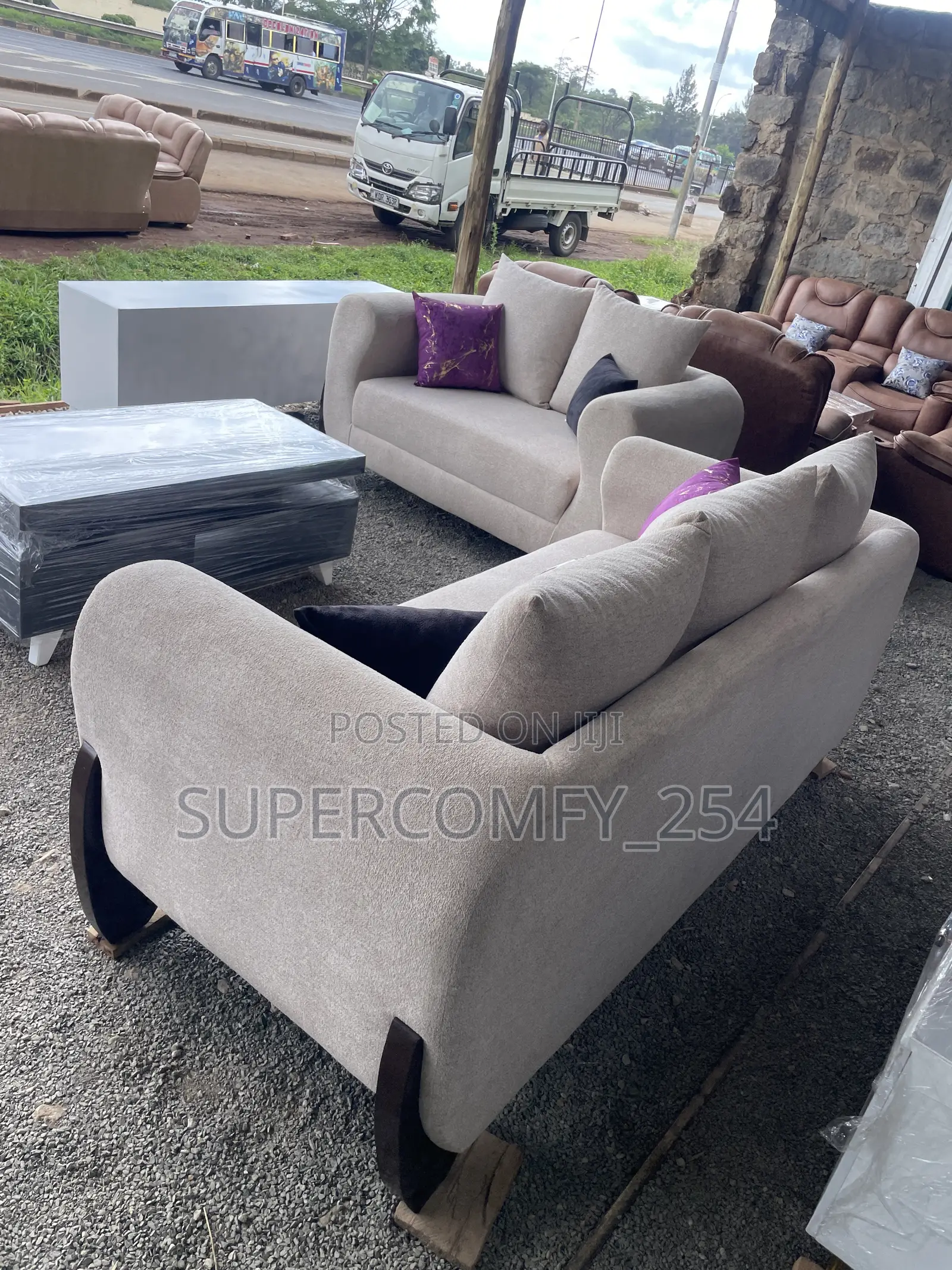 Boomerang Mahogany Stands Classic Sofa!!