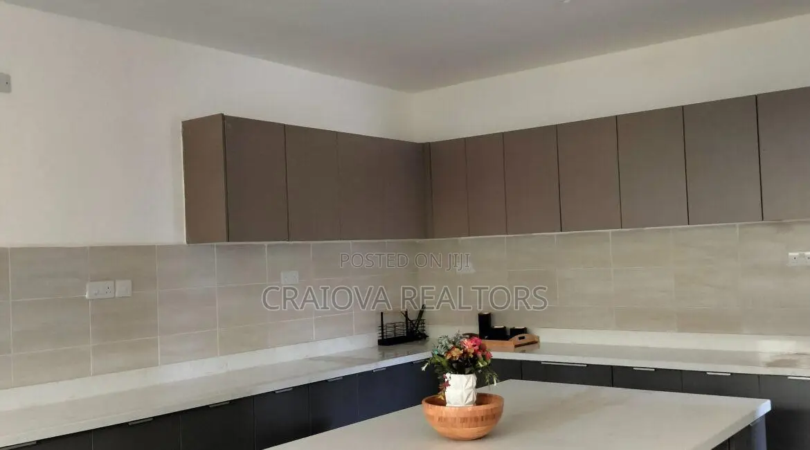 5bdrm House in Hardy for sale