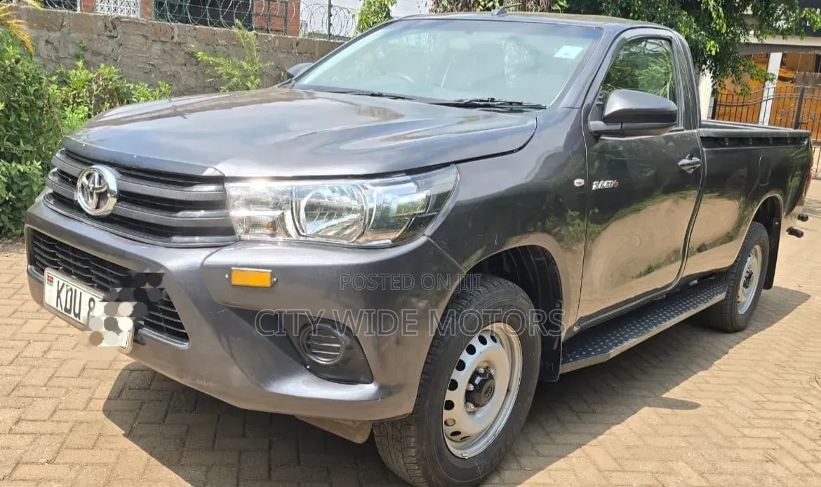 Toyota Hilux 2024 Gray
