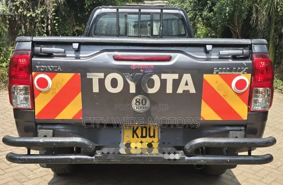 Toyota Hilux 2024 Gray