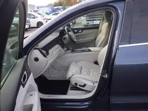 Volvo XC60 2019 Blue
