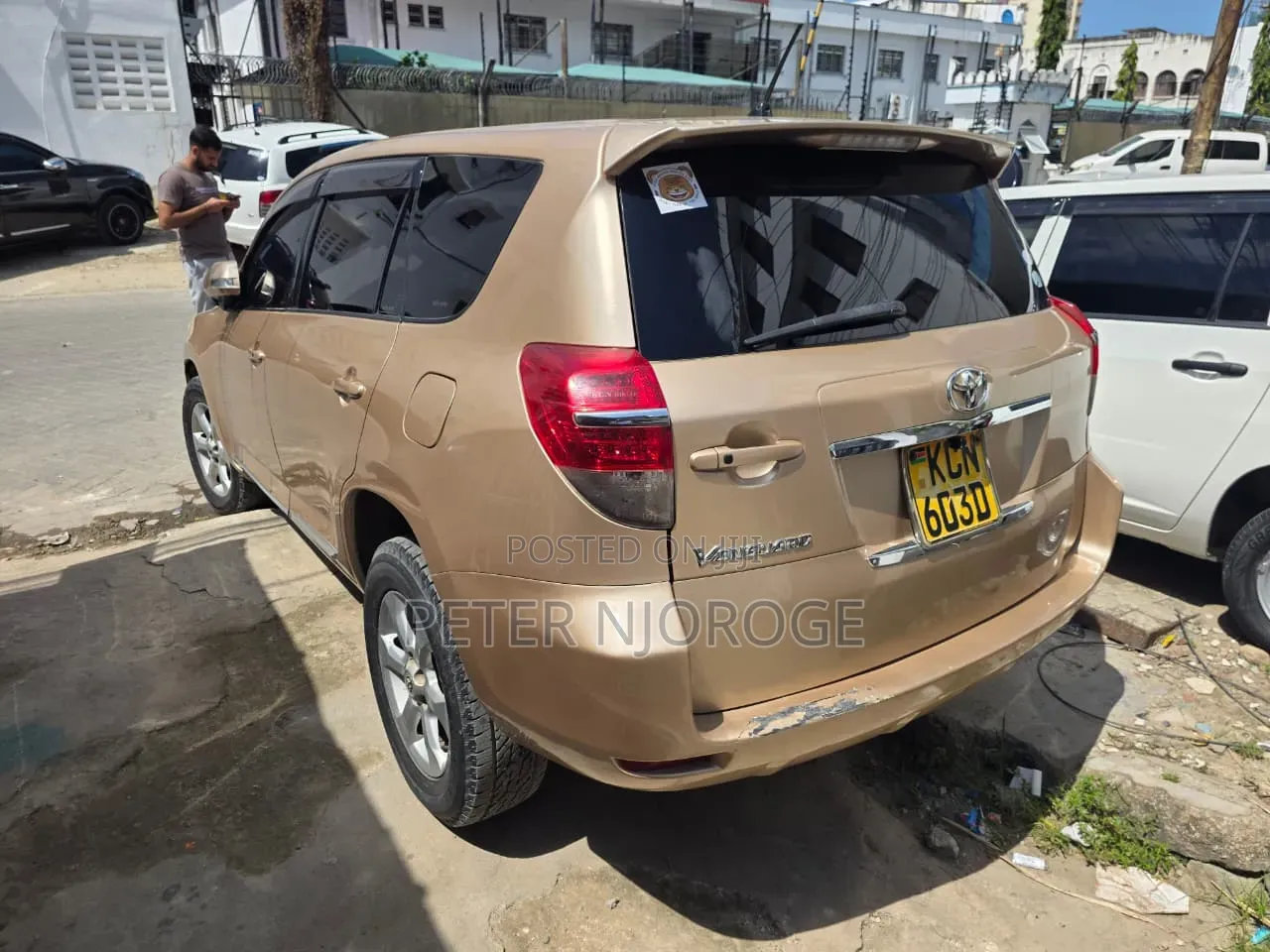 Toyota Vanguard 2012 Gold