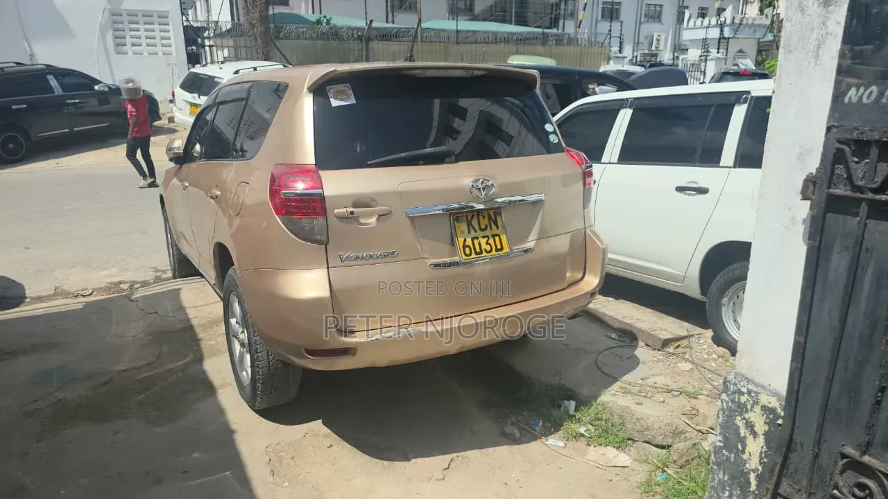 Toyota Vanguard 2012 Gold