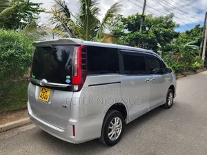 Toyota Esquire 2015 Silver