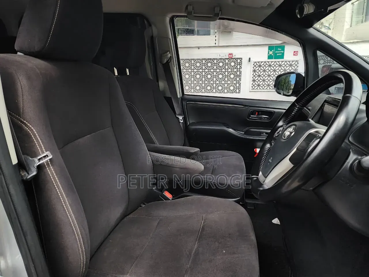 Toyota Esquire 2015 Silver