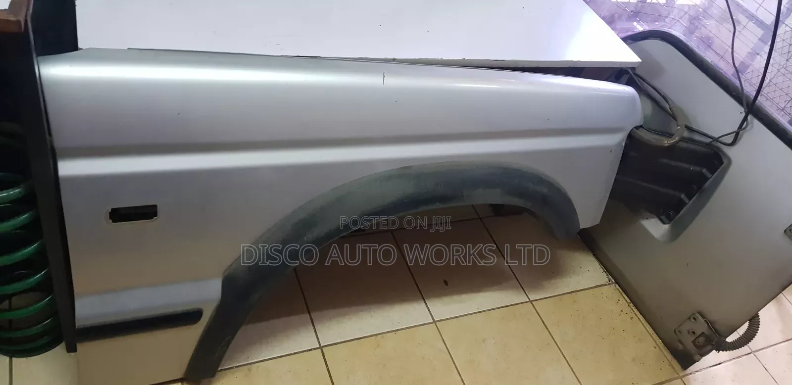 Land Rover Discovery 2 Right Side Wing. In Good Condition