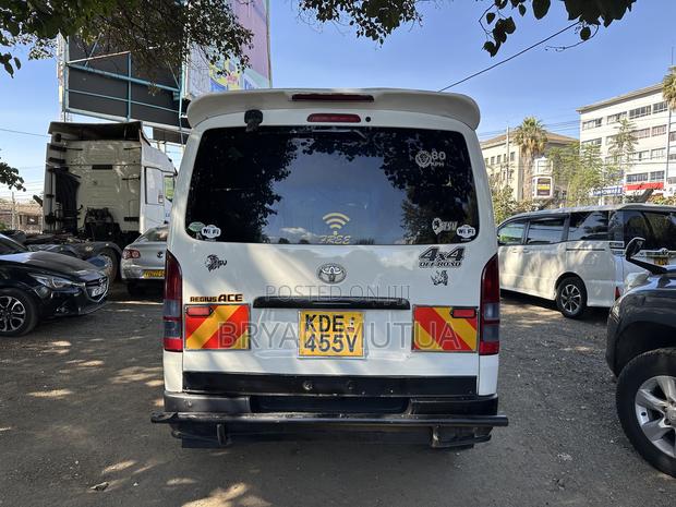 Toyota HiAce 2014 White - thumbnail 3
