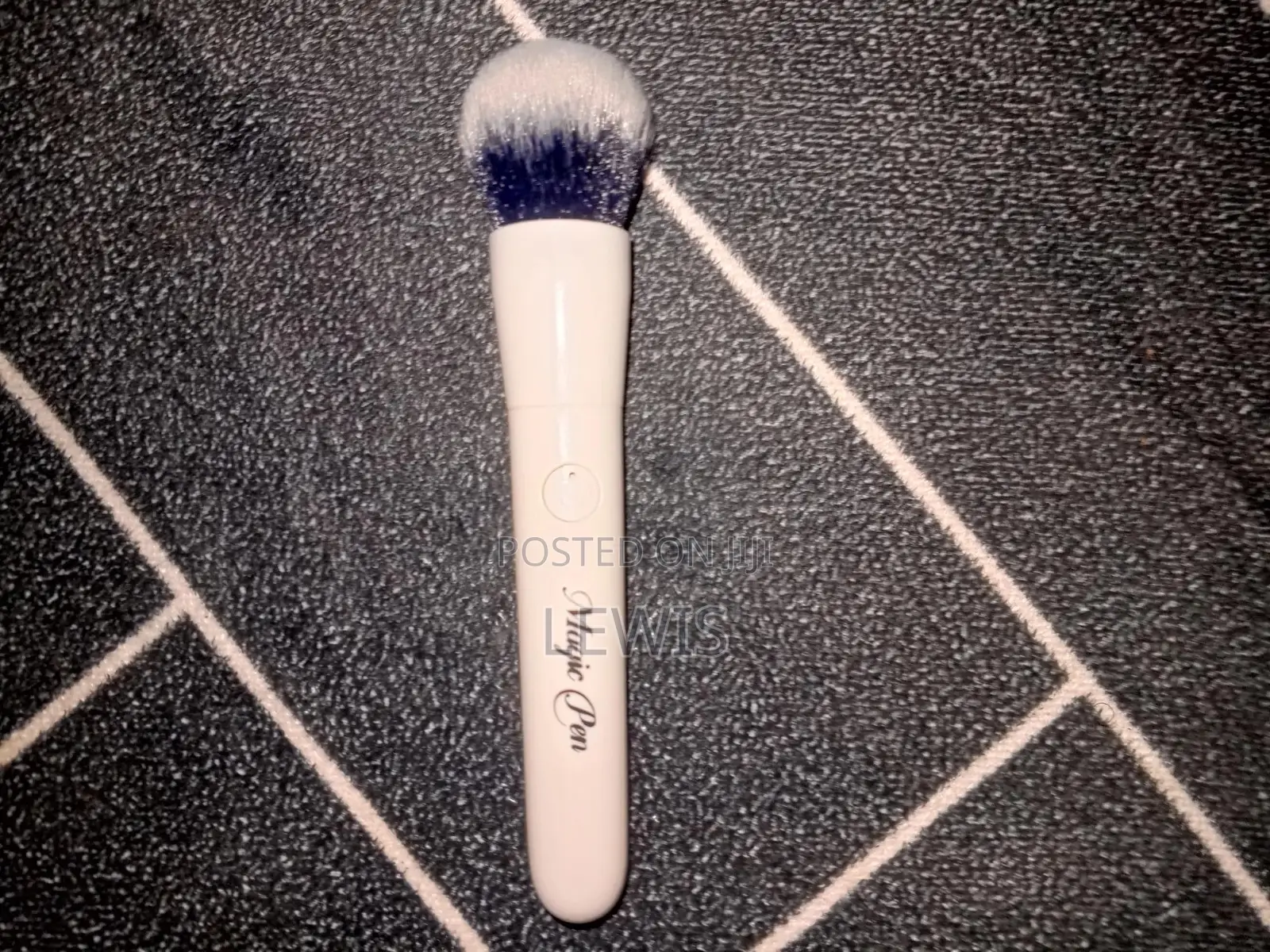 Vibrator Make-Up Brush.