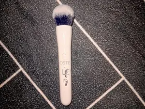 Vibrator Make-Up Brush.