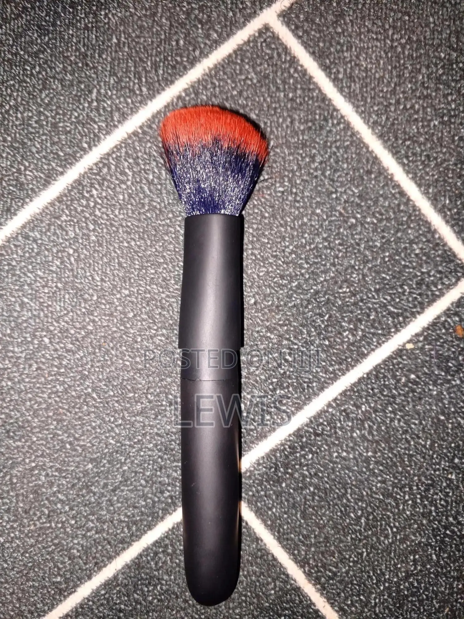 Vibrator Make-Up Brush.