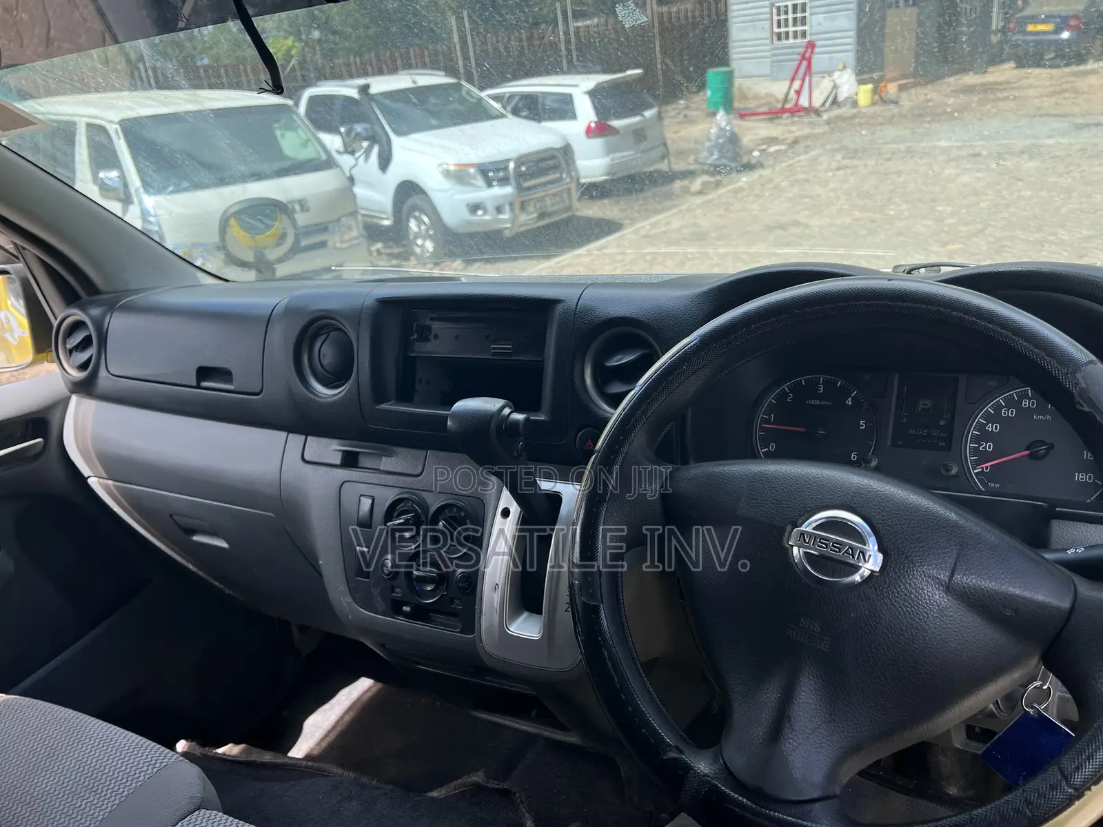 Nissan Caravan (Urvan) 2013 Yellow